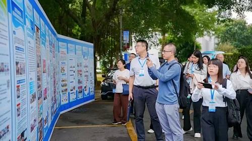 研修班学员参观工作成果展.jpg