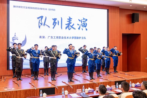 学校国旗护卫队队列表演.JPG