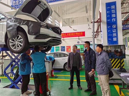 赵同胤一行实地调研汽车运用维修系实训室.jpg