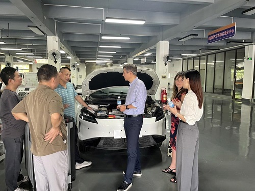 Terry Yan一行了解新能源汽车构造.jpg