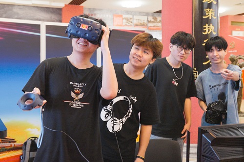 学生在党建馆利用VR技术沉浸式体验.jpg