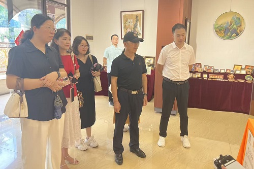 陈学年一行参观广府金绣工作室.jpg